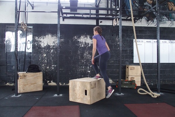 Femme en step up sur une Jump Box 